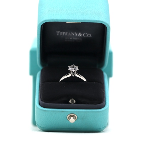 Tiffany & CO. Knife Edge 0.91 Carat Ring - Picture 10 of 16